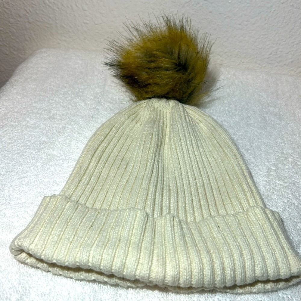 White beanie with furry pom woman’s